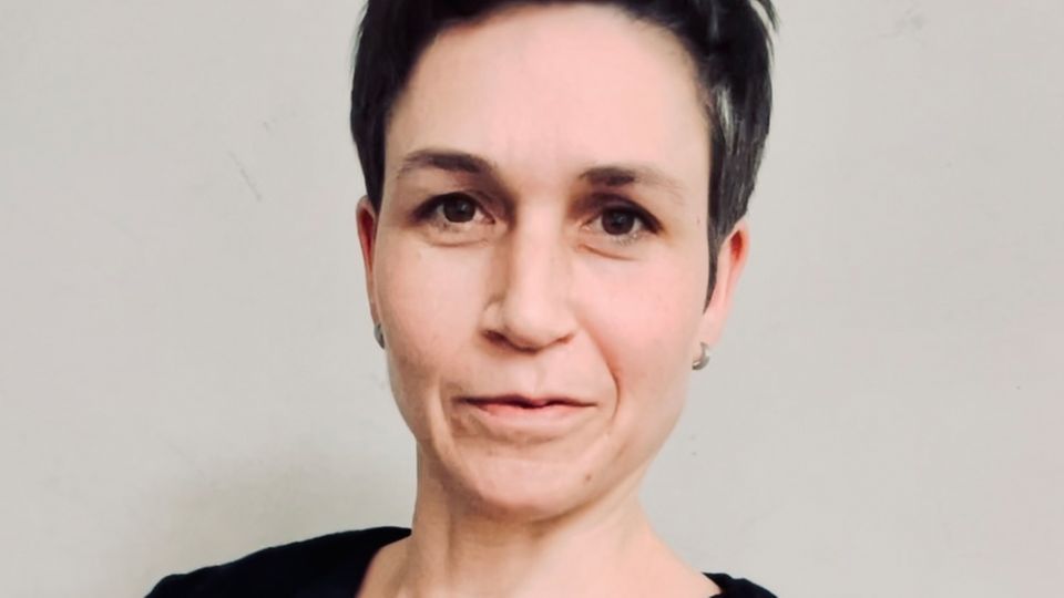 Artenvielfalt: Sucht alte Kriegsgräber gerne nach Moosen und Flechten ab: Geoökologin und Autorin Sigrid Tinz. Ihr Buch "Der Friedhof lebt!" ist im Pala-Verlag erschienen Sucht alte Kriegsgräber gerne nach Moosen und Flechten ab: Geoökologin und Autorin Sigrid Tinz. Ihr Buch "Der Friedhof lebt!" ist im Pala-Verlag erschienen