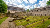Blick auf den Kriegsopferfriedhof im Kloster Arnsburg