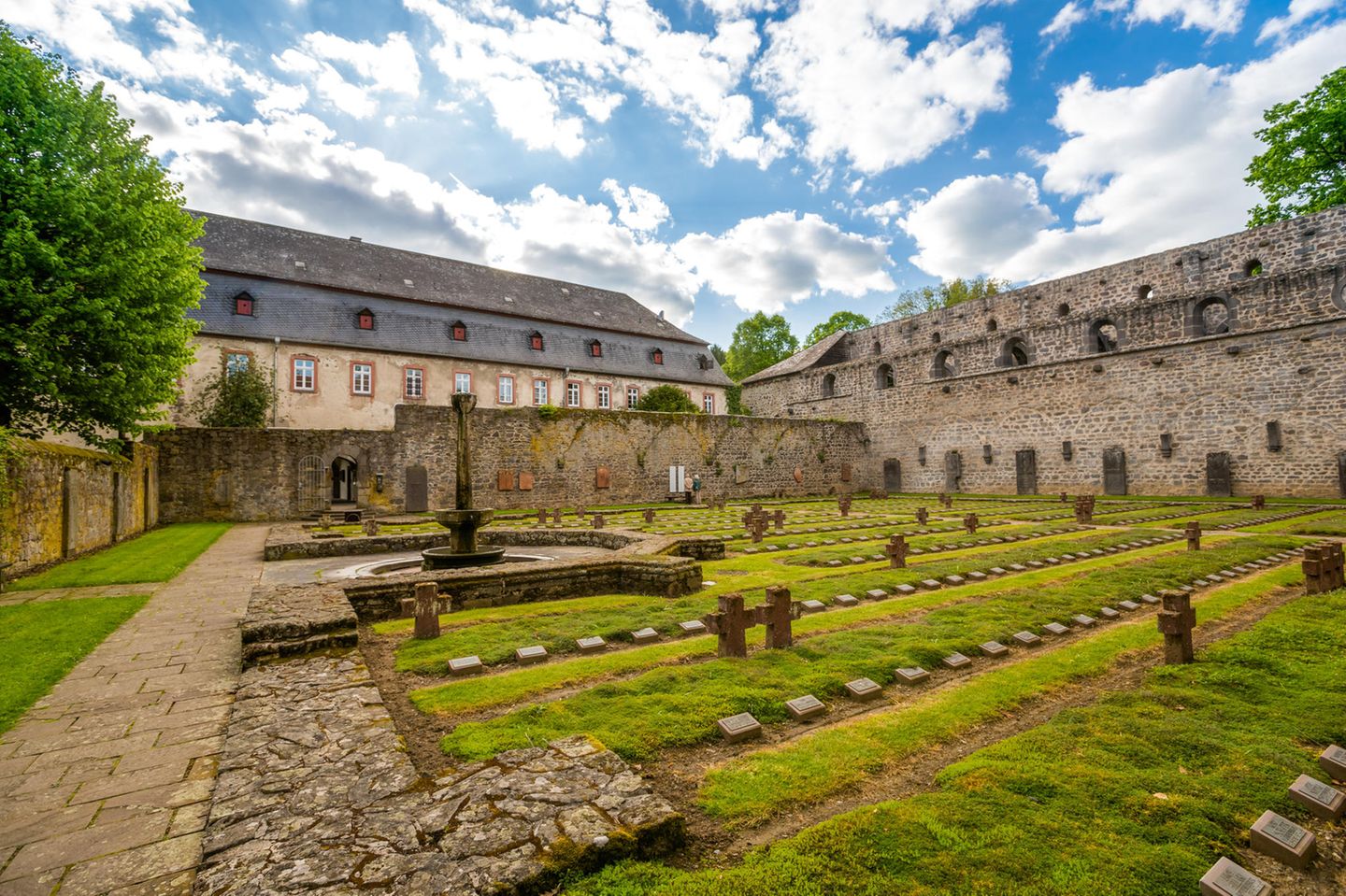 Kloster Arnsburg – geschichtsträchtige Ruine Blick auf den Kriegsopferfriedhof im Kloster Arnsburg