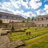 Blick auf den Kriegsopferfriedhof im Kloster Arnsburg