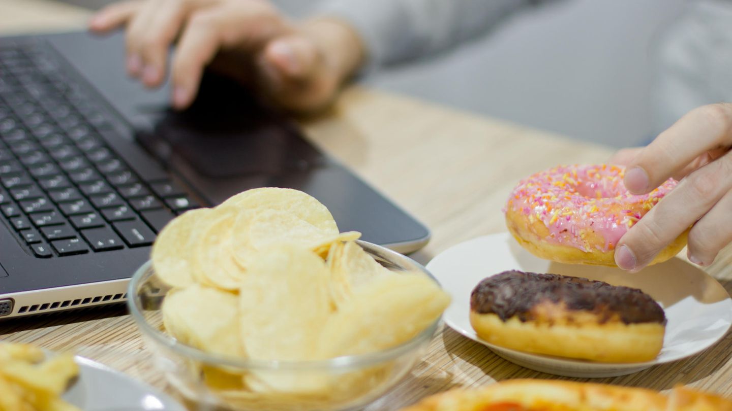Frau ist vor dem Laptop
