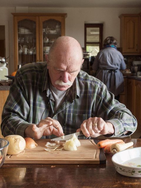 Freihändig schälen? Unmöglich. Doch Ian Waterman hat eine Technik entwickelt: sicher sitzen, das halbierte Gemüse mit einem Finger fixieren, Schale abschneiden. Wie viel Kraft er dabei einsetzt, spürt er nicht. Am Herd steht meist seine Frau Brenda