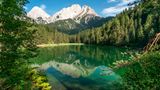 Blick auf den Mittersee und im Hintergrund ist ein Berg