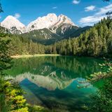 Blick auf den Mittersee und im Hintergrund ist ein Berg