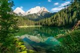 Blick auf den Mittersee und im Hintergrund ist ein Berg