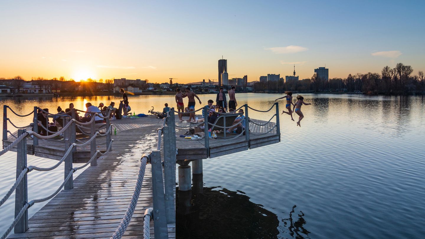Wien – Alte Donau Menschen auf einem Steg an der Alten Donau