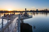Menschen auf einem Steg an der Alten Donau
