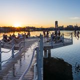 Menschen auf einem Steg an der Alten Donau