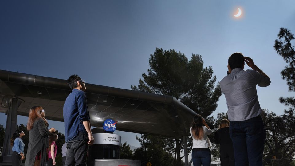 Hallo Himmel: In der Nähe der US-amerikanischen Stadt Los Angeles beobachten Mitarbeitende und Besucherinnen und Besucher eines Standortes der US-Bundesbehörde für Raumfahrt und Flugwissenschaft (NASA) die Sonnenfinsternis vom 21. August 2017. Ausgestattet sind sie – natürlich – mit Schutzbrillen. In der Nähe der US-amerikanischen Stadt Los Angeles beobachten Mitarbeitende und Besucherinnen und Besucher eines Standortes der US-Bundesbehörde für Raumfahrt und Flugwissenschaft (NASA) die Sonnenfinsternis vom 21. August 2017. Ausgestattet sind sie – natürlich – mit Schutzbrillen.