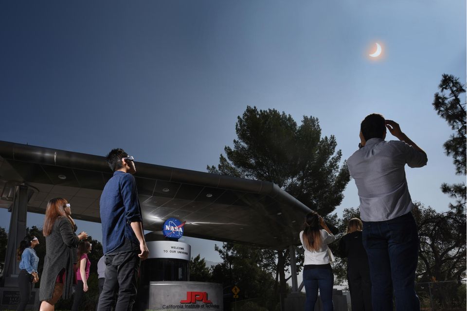 In der Nähe der US-amerikanischen Stadt Los Angeles beobachten Mitarbeitende und Besucherinnen und Besucher eines Standortes der US-Bundesbehörde für Raumfahrt und Flugwissenschaft (NASA) die Sonnenfinsternis vom 21. August 2017. Ausgestattet sind sie – natürlich – mit Schutzbrillen.