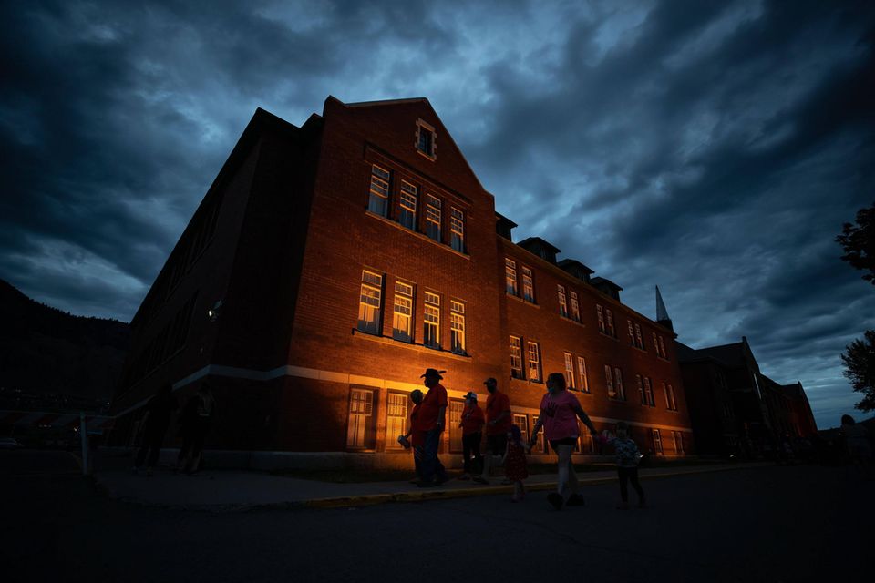 Grausamer Fund: Auf dem Gelände der Kamloops Indian Residential School in West-Kanada werden am 31. Mai 2021 die sterblichen Überreste von 215 Kindern entdeckt. Von 1890 bis 1978 unterrichtete die katholische Kirche hier indigene Jungen und Mädchen 1.5004