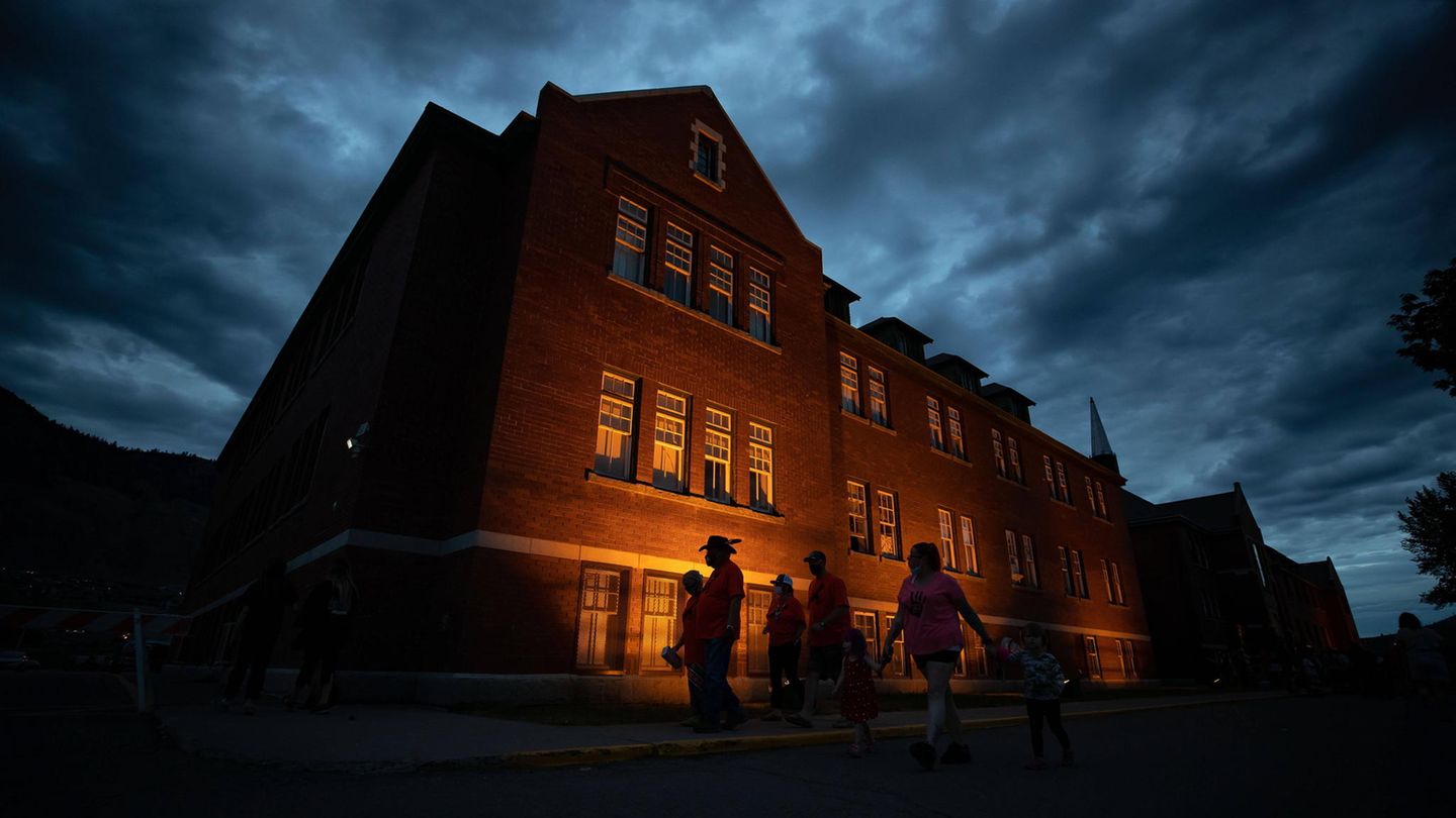 Grausamer Fund: Auf dem Gelände der Kamloops Indian Residential School in West-Kanada werden am 31. Mai 2021 die sterblichen Überreste von 215 Kindern entdeckt. Von 1890 bis 1978 unterrichtete die katholische Kirche hier indigene Jungen und Mädchen