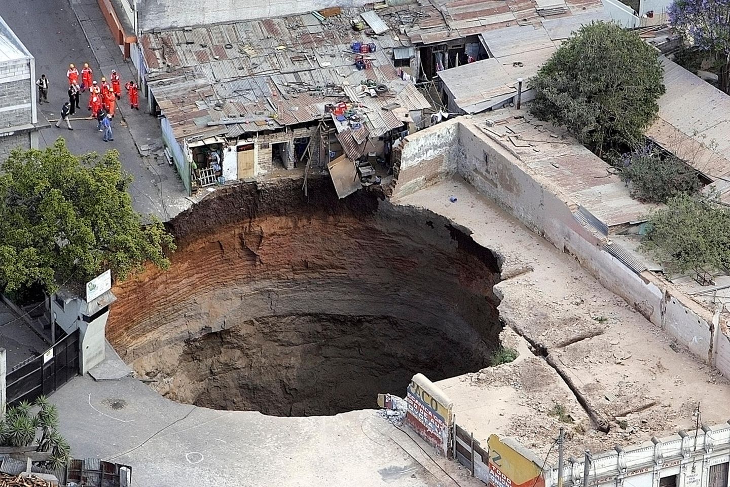 Im Februar 2007 bricht in Guatemala City die Erde ein, verschluckt mehrere Häuser. Drei Menschen sterben, zurück bleibt ein gigantischer Krater