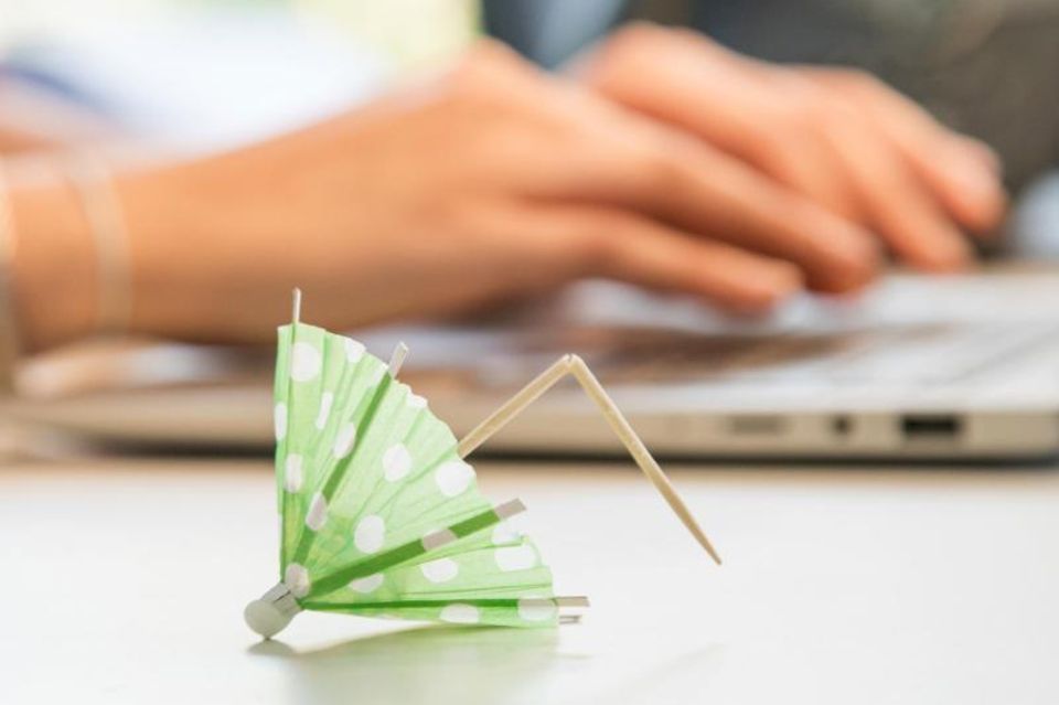 Zerbrochener Cocktailschrim auf einem Tisch