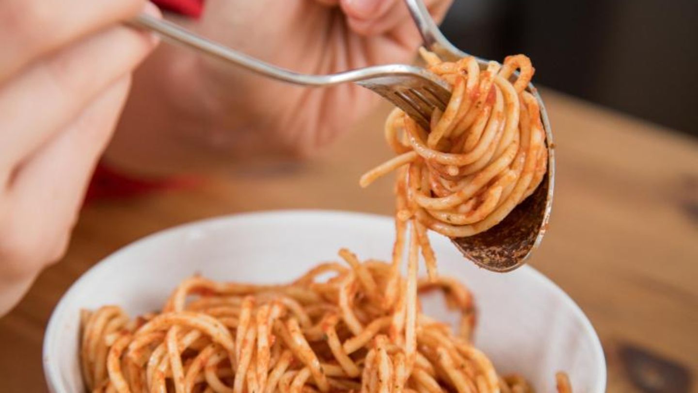 Spaghetti werden auf eine Gabel gerollt