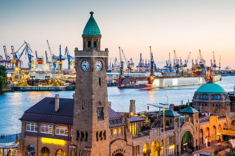 Blick auf die Landungsbrücken in Hamburg