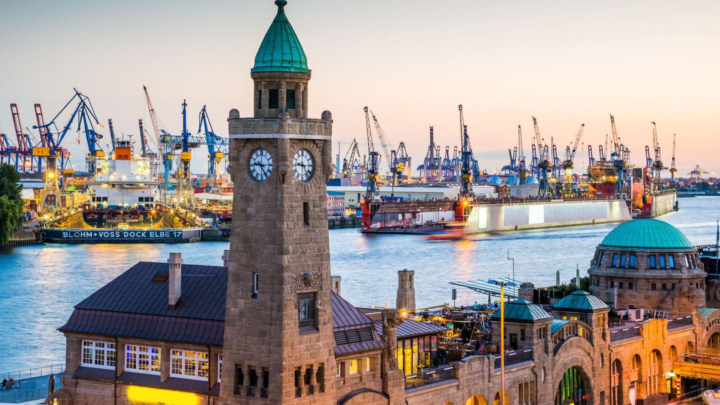 Blick auf die Landungsbrücken in Hamburg