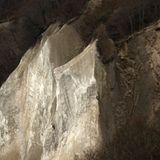 Staub, Algen und Erdbrocken zeichnen Spuren in die Kreidefelsen. Im Winter zieht Frost in die oberste Kruste ein und verwandelt sie in einen Panzer. Sobald die Schmelze einsetzt, blättert die Außenschicht ab, und die Kreidefelsen leuchten wieder weiß, als stünden sie im Schnee