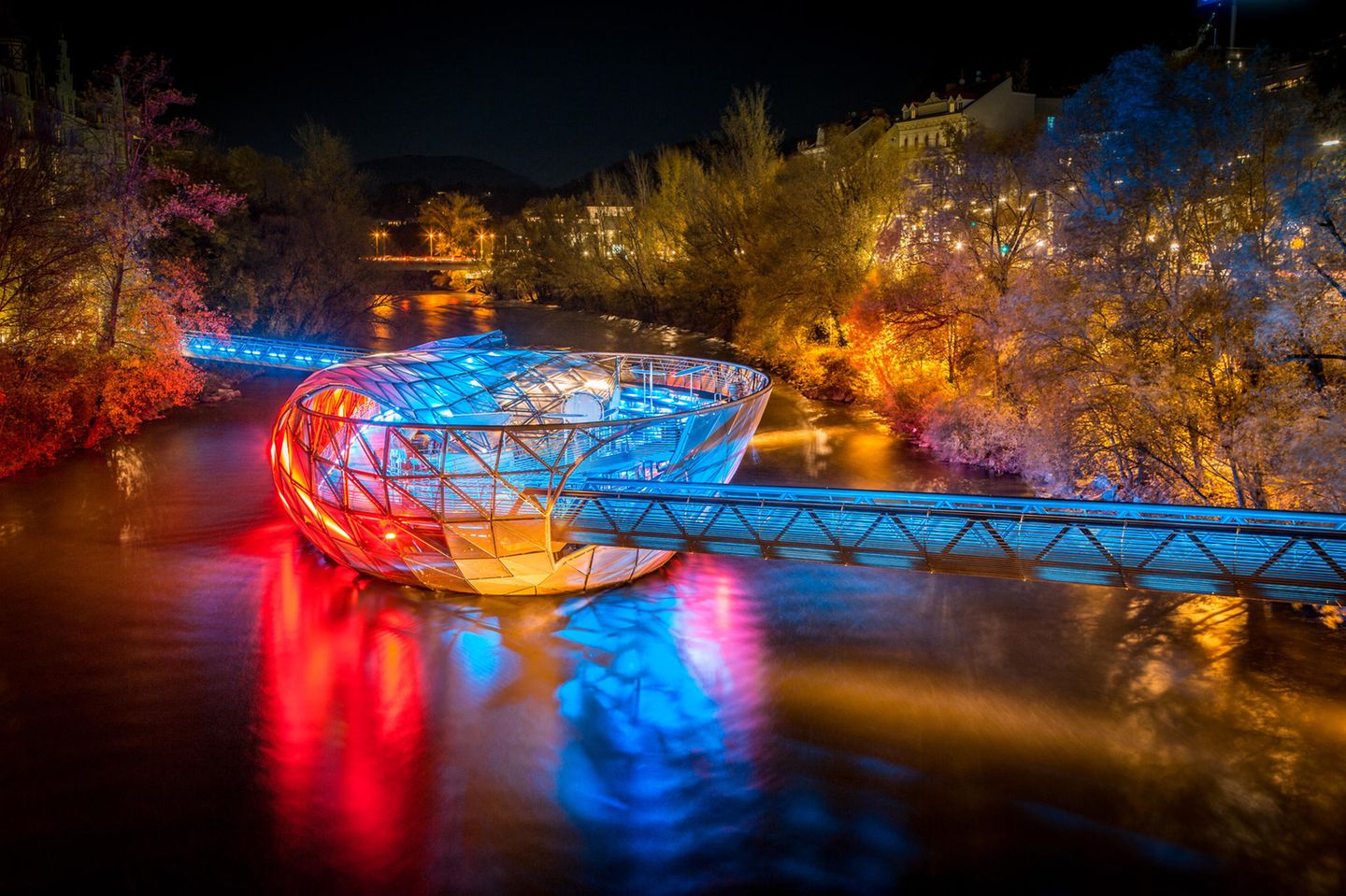 Blick auf die beleuchette Murinsel in Graz