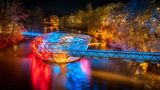 Blick auf die beleuchette Murinsel in Graz