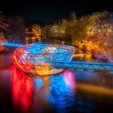 Blick auf die beleuchette Murinsel in Graz