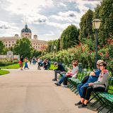 Blick von einer Bank auf ein Gewässer im Kurpark Oberlaa