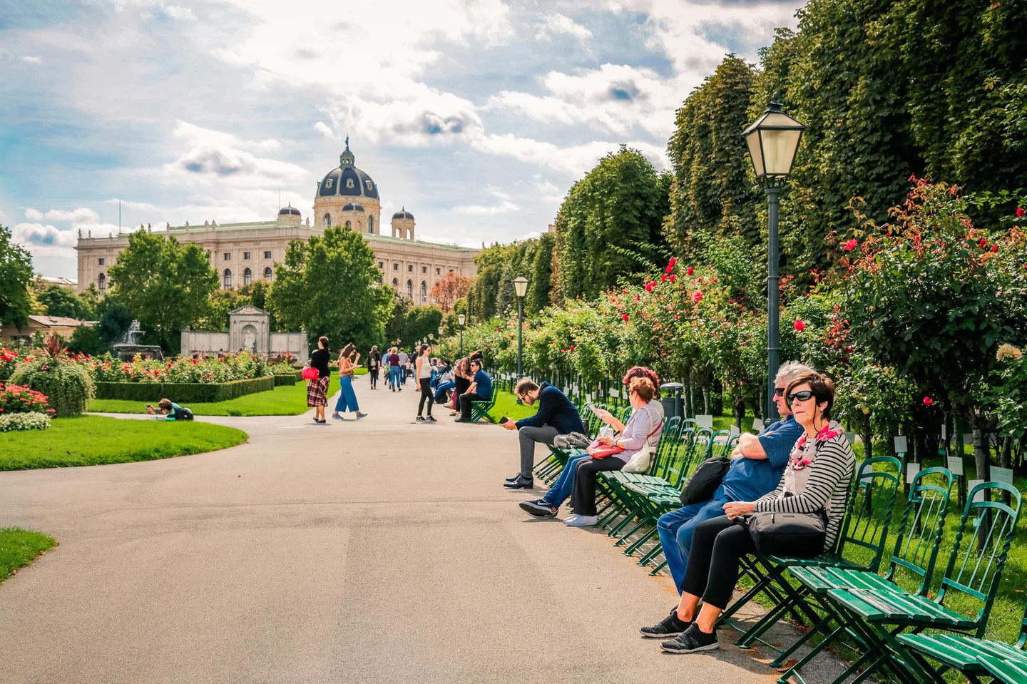 Blick von einer Bank auf ein Gewässer im Kurpark Oberlaa