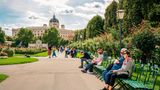 Blick von einer Bank auf ein Gewässer im Kurpark Oberlaa