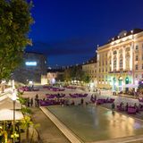 Blick auf das belebte Museumsquartier in Wien