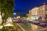 Blick auf das belebte Museumsquartier in Wien