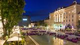 Blick auf das belebte Museumsquartier in Wien