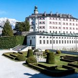 Der Garten und dahinter das Schloss Ambras in Innsbruck