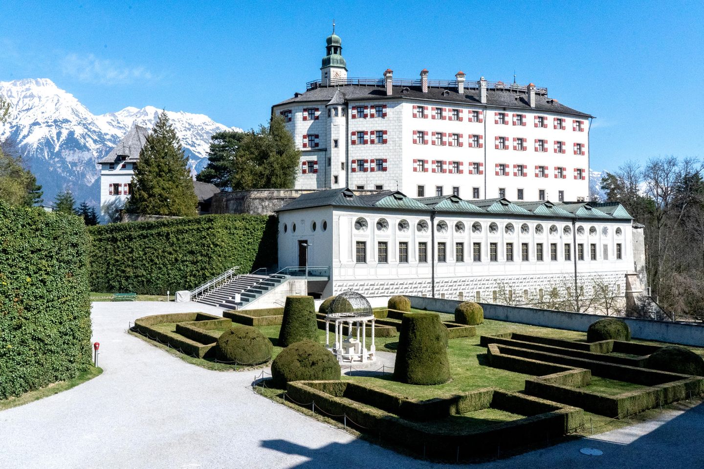 Der Garten und dahinter das Schloss Ambras in Innsbruck