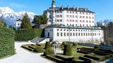 Der Garten und dahinter das Schloss Ambras in Innsbruck