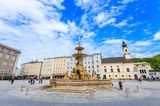 Blick auf den Residenzbrunnen in Salzburg