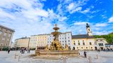 Blick auf den Residenzbrunnen in Salzburg