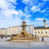 Blick auf den Residenzbrunnen in Salzburg