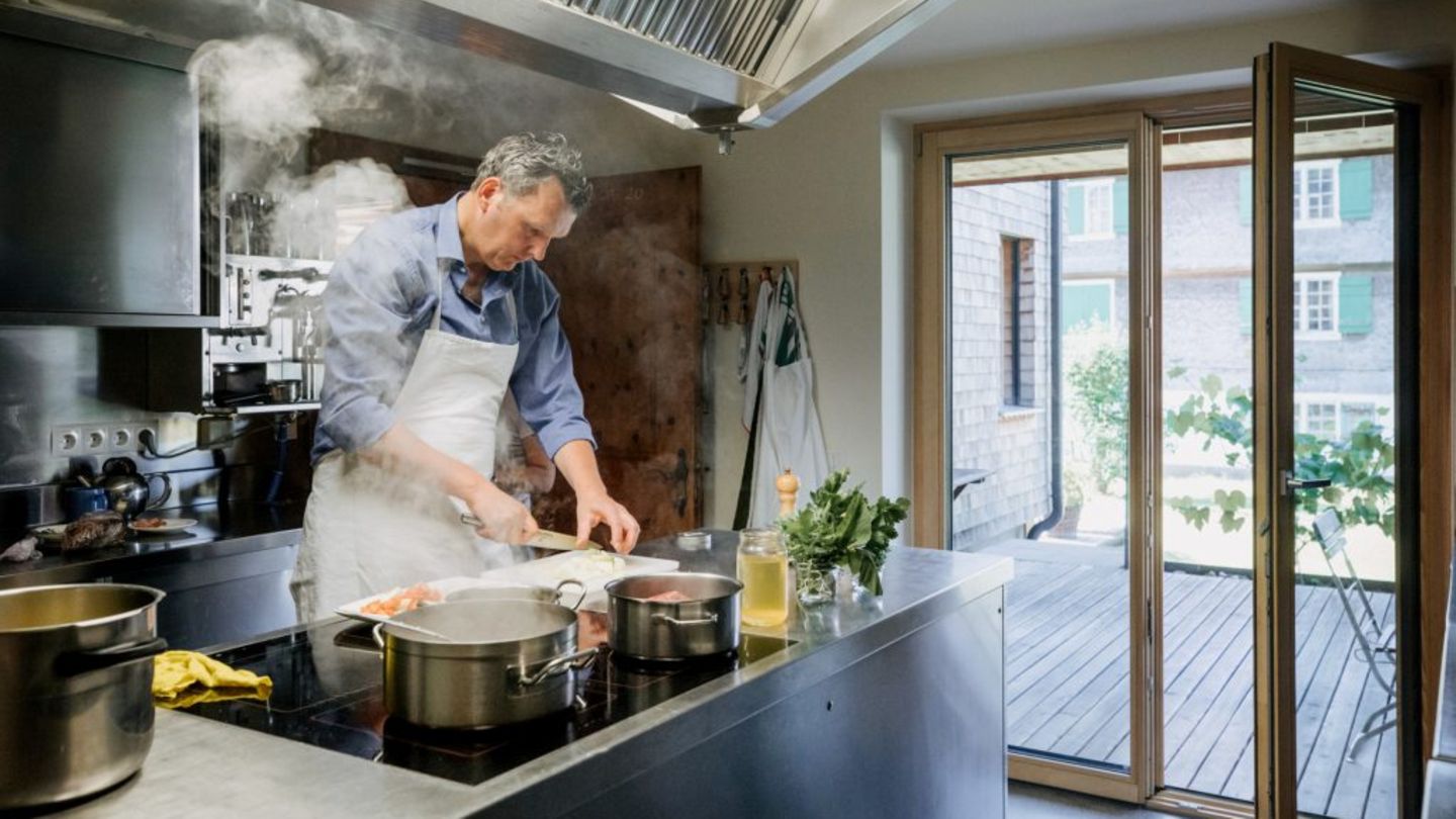 Fairkocht in Andelsbuch Wolfgang Mätzler beim Kochen
