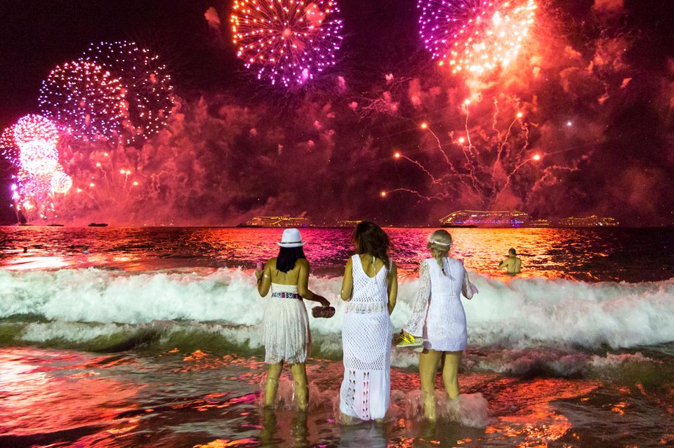 Silvester-Feuerwerk am Strand in Rio de Janeiro in Brasilien Silvester-Feuerwerk am Strand in Rio de Janeiro in Brasilien