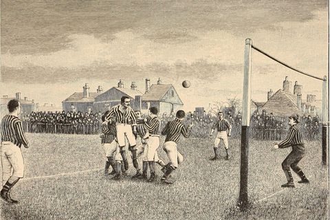 Kampf um den Ball: Ende des 19. Jahrhunderts wird Fußball aus England immer populärer. Das Tor hat damals noch kein Netz, sondern nur eine Stange