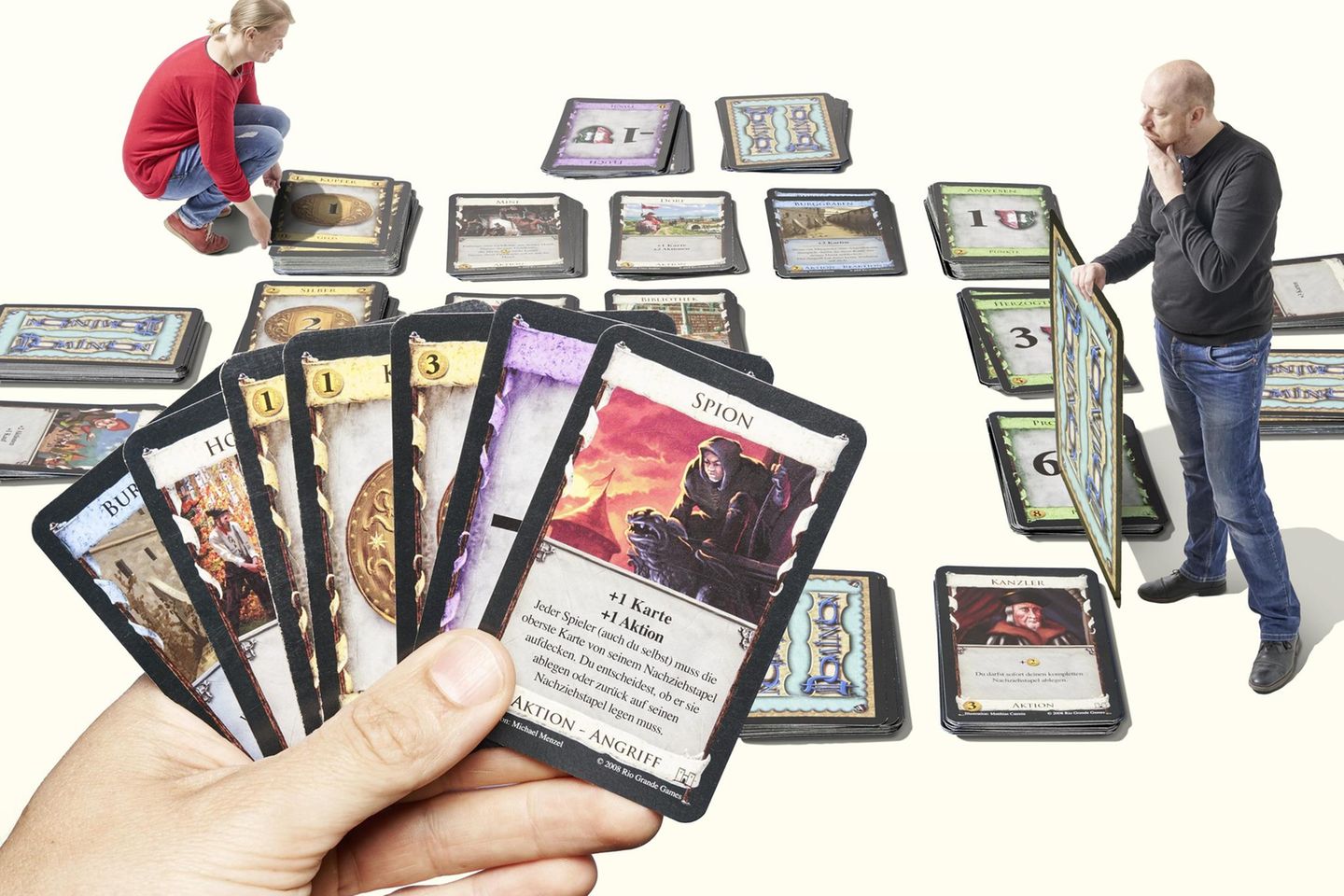 In "Deck-Bau-Spielen" stellen sich die Spieler im Laufe einer Partie einen Kartenstapel zusammen, mit dem sie gegen die Karten der Gegner antreten. Bei "Dominion" gewinnt, wer die besten Kartenkombinationen sammelt und geschickt ausspielt