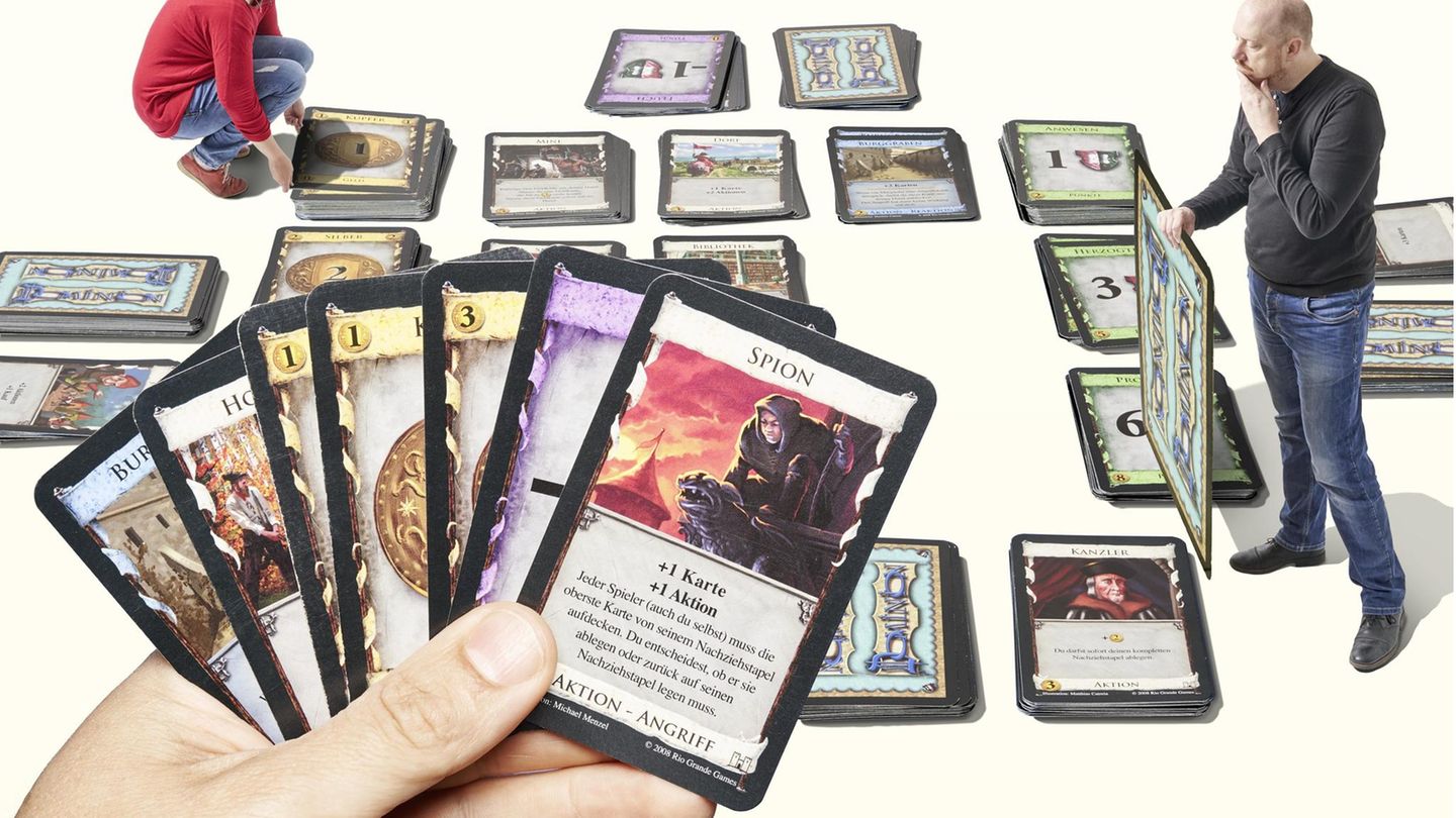 In "Deck-Bau-Spielen" stellen sich die Spieler im Laufe einer Partie einen Kartenstapel zusammen, mit dem sie gegen die Karten der Gegner antreten. Bei "Dominion" gewinnt, wer die besten Kartenkombinationen sammelt und geschickt ausspielt