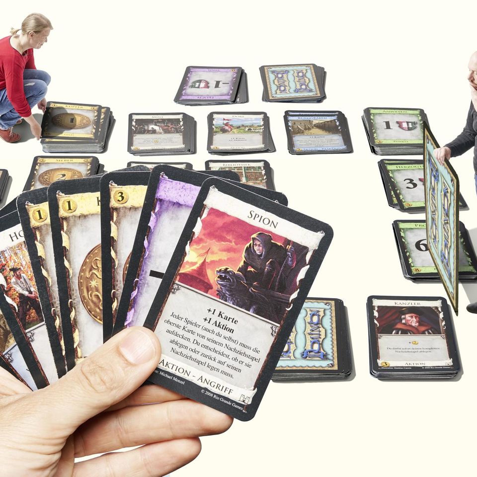In "Deck-Bau-Spielen" stellen sich die Spieler im Laufe einer Partie einen Kartenstapel zusammen, mit dem sie gegen die Karten der Gegner antreten. Bei "Dominion" gewinnt, wer die besten Kartenkombinationen sammelt und geschickt ausspielt