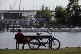 Mann sitzt am Ufer in Neusiedl am See
