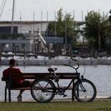 Mann sitzt am Ufer in Neusiedl am See