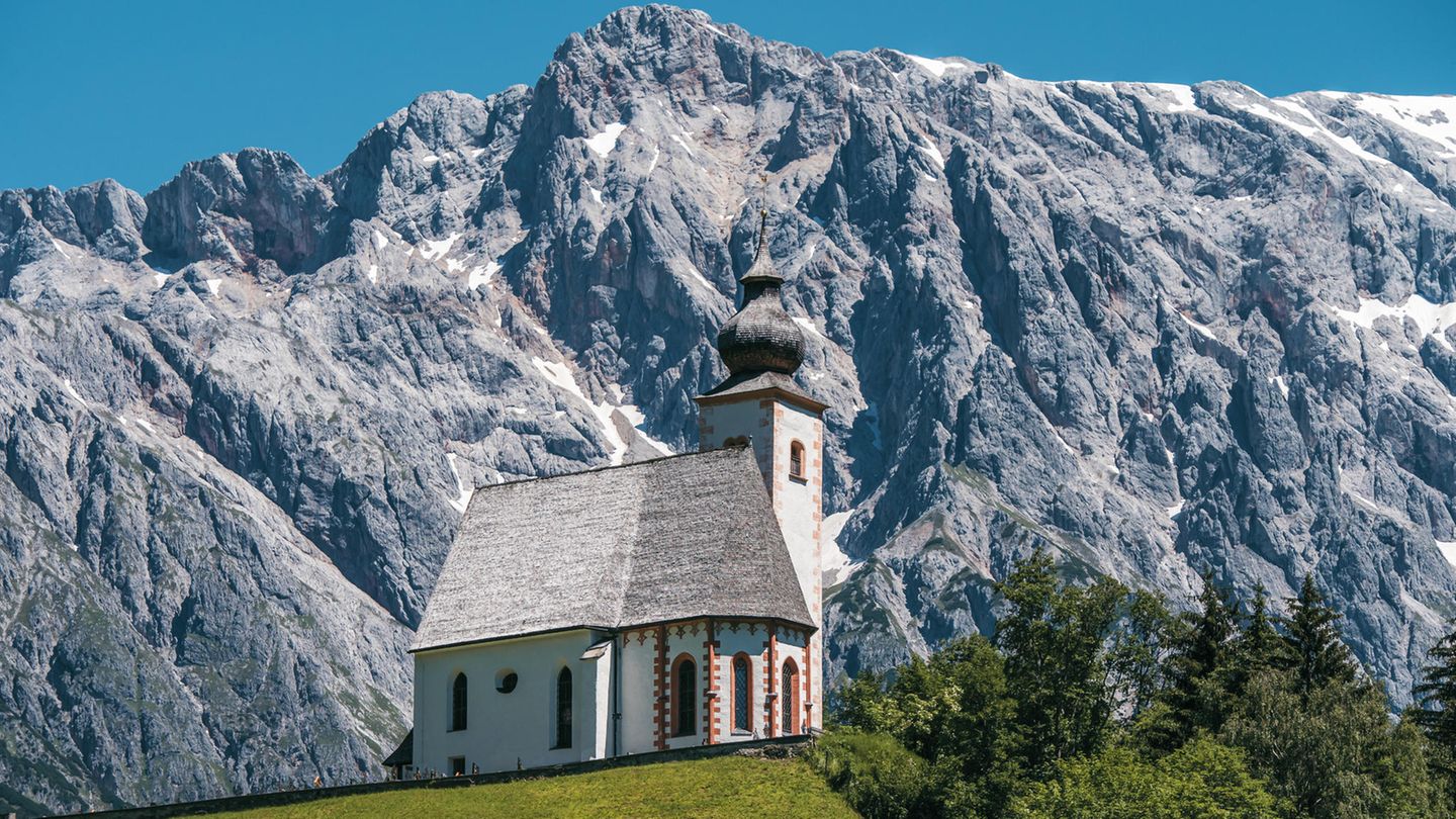 Pfarrkirche Heiliger Nikolaus in Dienten mit Blick auf den Hochköig