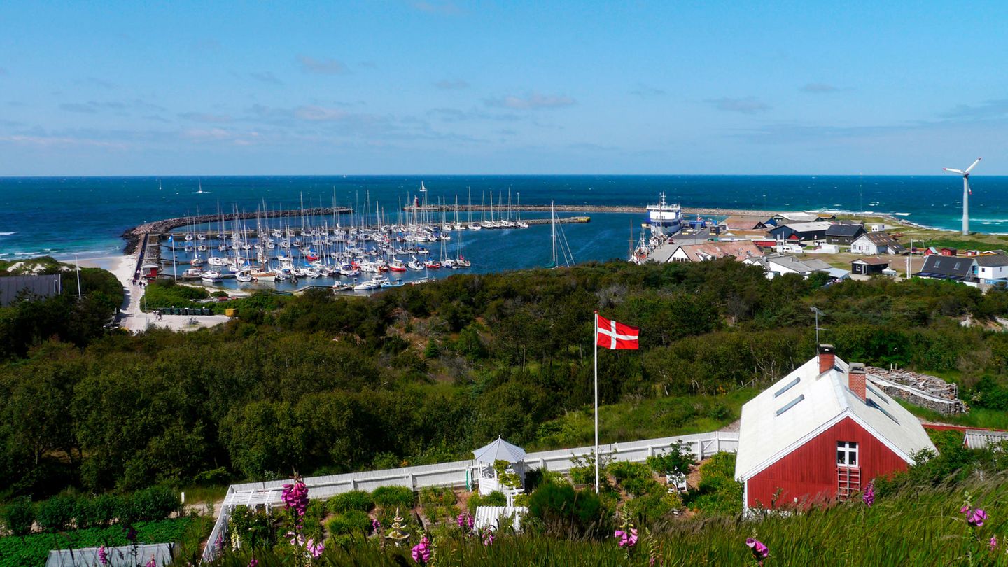 Im Zentrum liegt der Hafen Zentrum von Anholt mit Hafen