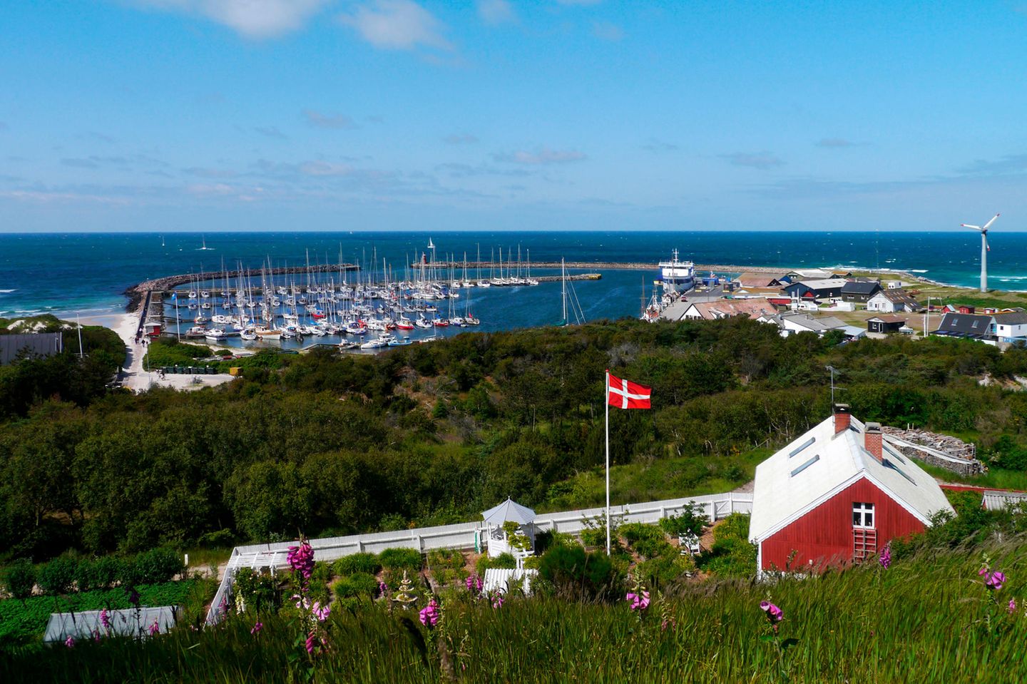 Im Zentrum liegt der Hafen Zentrum von Anholt mit Hafen