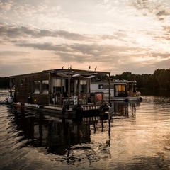 Auf geht’s! Die Schiebetüren lassen sich fast komplett öffnen. Das sorgt für stete Frischluftzufuhr – zum Beispiel am Seddinsee, wo die »Crew« mit Hausbootfreunden unterwegs ist