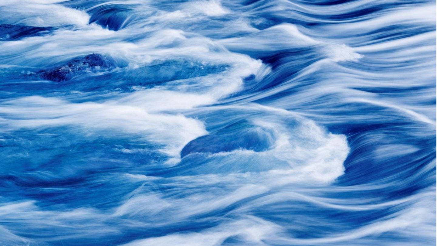 Hohe Wellen entstehen meist weit draußen auf dem Meer und rollen über Hunderte Kilometer hinweg Richtung Land. Erst wenn es flacher wird, brechen die Wasserberge und krönen sich mit Schaum